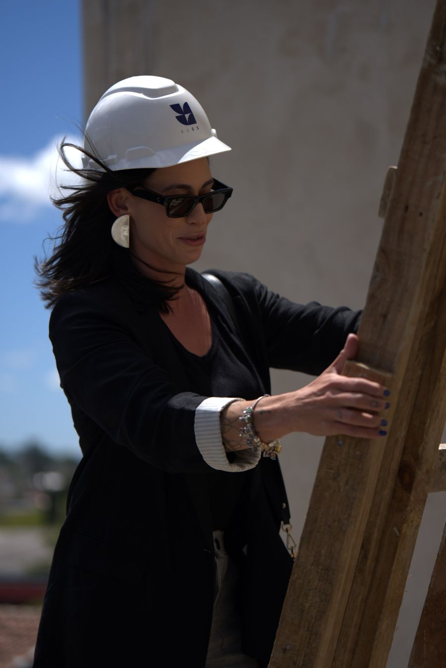Priscylla Jordan em obra, de capacete